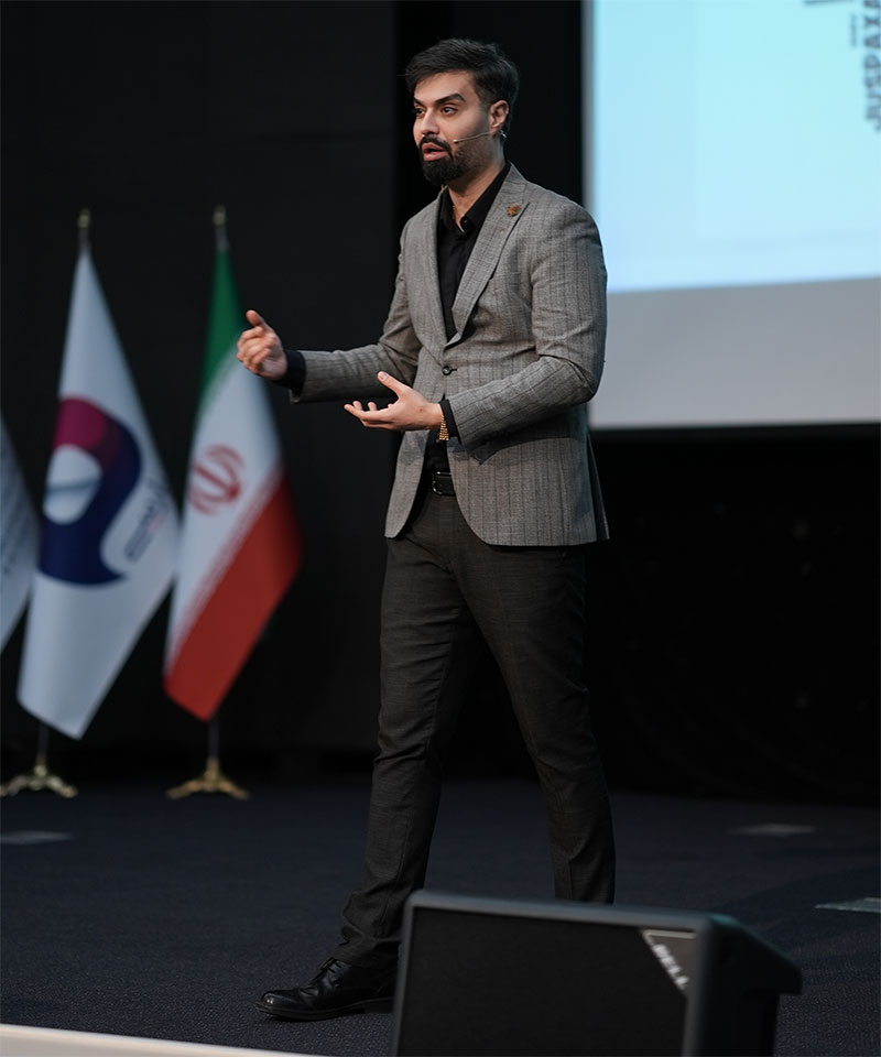 دکتر ماکان آریا پارسا در سخرانی