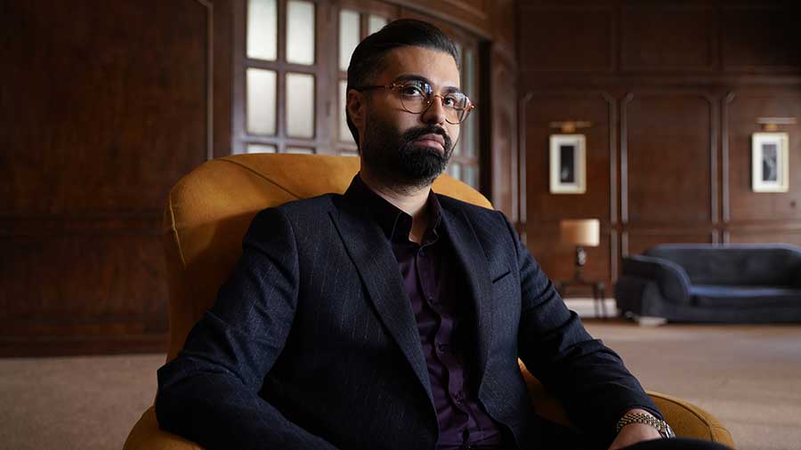 دکتر ماکان آریا پارسا در حین فعالیت بازیگری